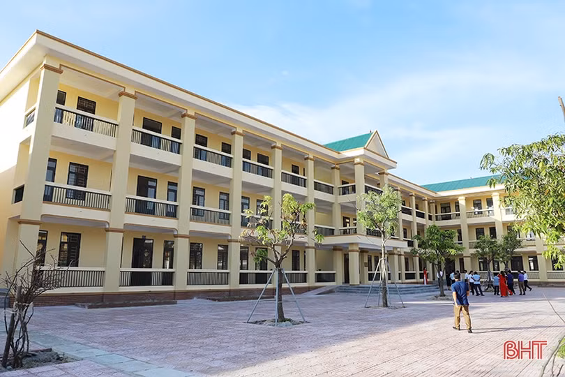 Lãnh đạo TP Hà Tĩnh dâng hương Khu lưu niệm Bác Hồ và ra mắt các công trình chào mừng