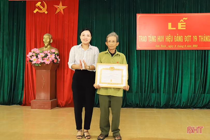 Trao huy hiệu Đảng cho các đảng viên ở Hương Sơn