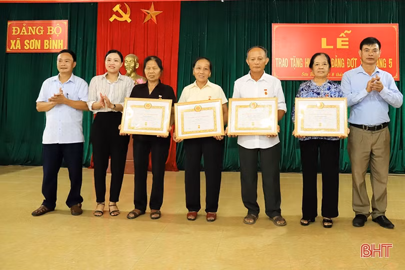 Trao huy hiệu Đảng cho các đảng viên ở Hương Sơn