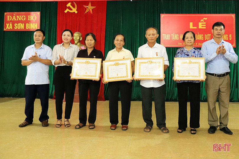 Trao huy hiệu Đảng cho các đảng viên ở Hương Sơn