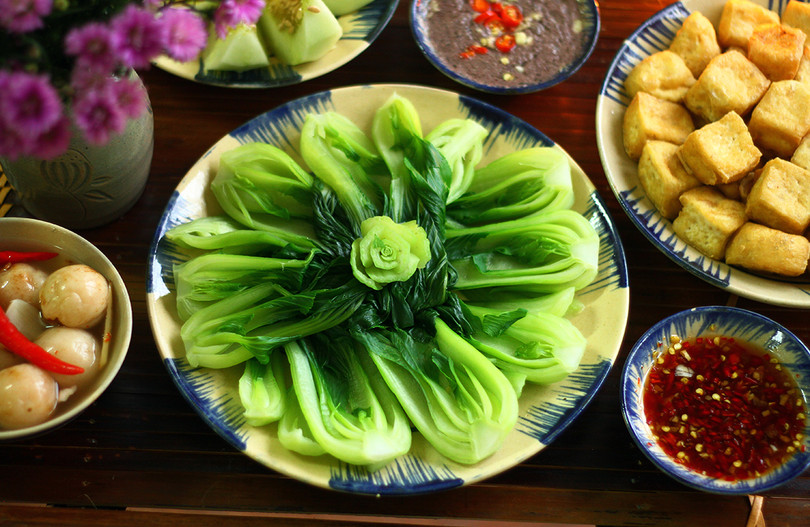 Luộc rau mở vung hay đậy vung nồi?