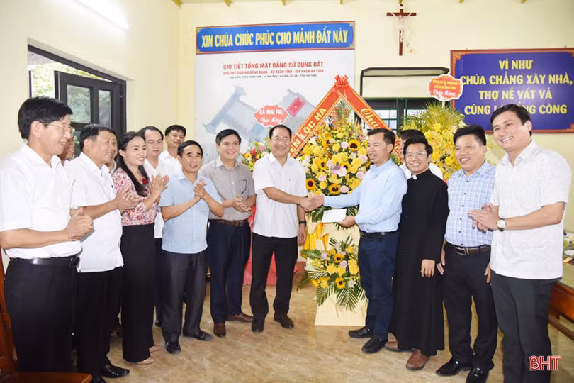 Chủ tịch UBND tỉnh chúc mừng Lễ kính thánh An Tôn ở giáo xứ Xuân Tình