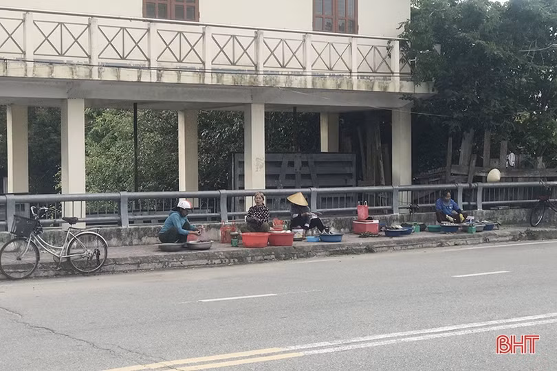 Chợ ở Nghi Xuân bỏ hoang, tiểu thương bày bán hàng bên lề đường