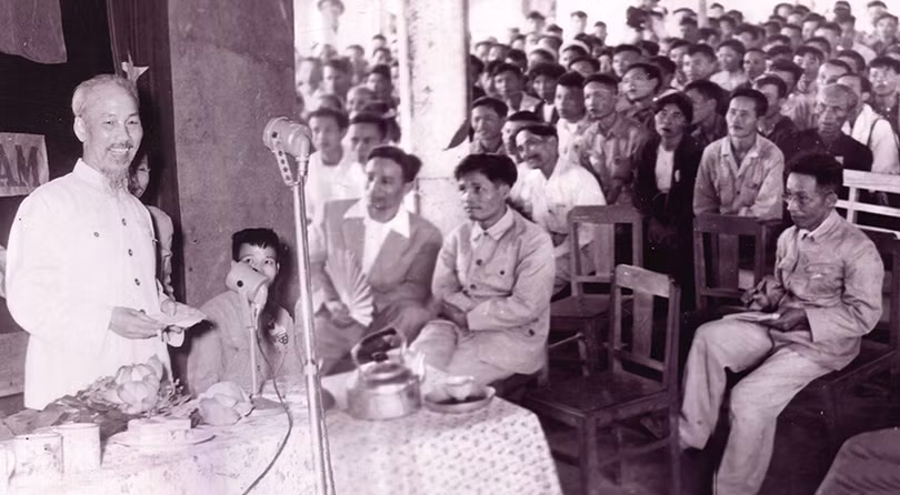 “Tiếng ngày xưa và cả tiếng mai sau...”