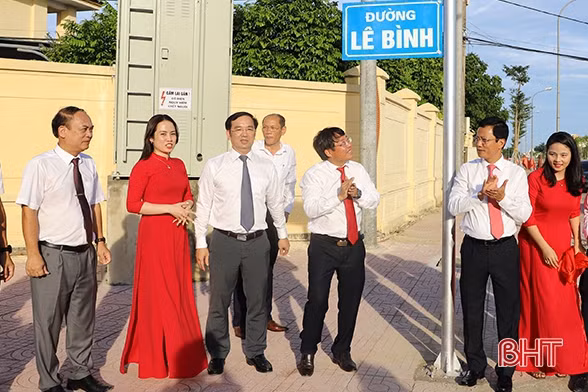 Lãnh đạo TP Hà Tĩnh dâng hương Khu lưu niệm Bác Hồ và ra mắt các công trình chào mừng