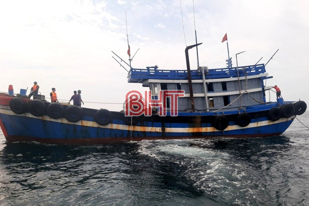 Bắt 2 tàu cá sử dụng lưới giã cào khai thác trái phép trên vùng biển phía Nam Hà Tĩnh