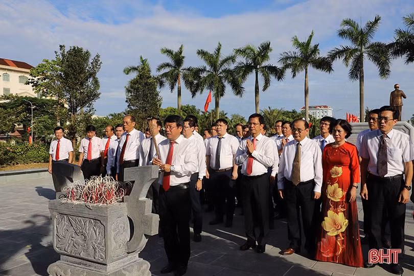 Lãnh đạo TP Hà Tĩnh dâng hương Khu lưu niệm Bác Hồ và ra mắt các công trình chào mừng