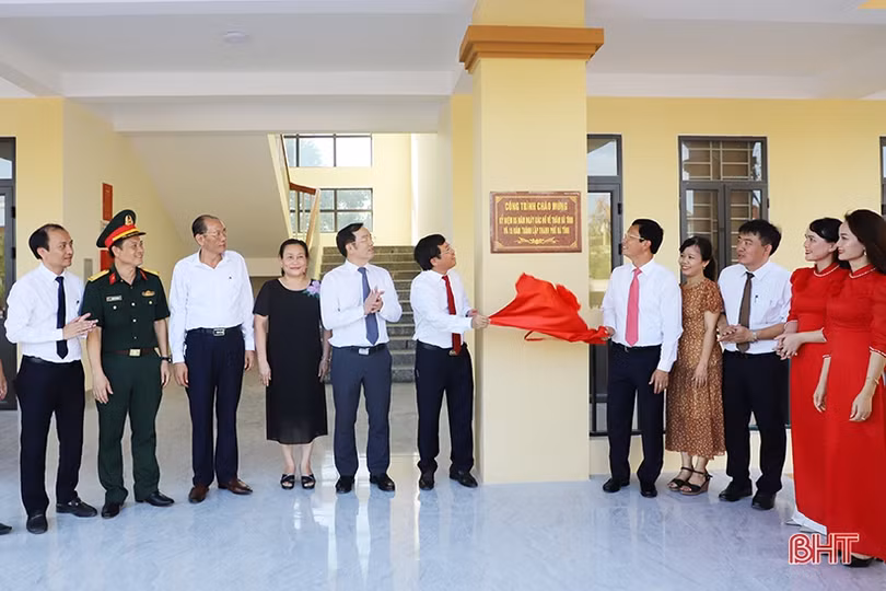 Lãnh đạo TP Hà Tĩnh dâng hương Khu lưu niệm Bác Hồ và ra mắt các công trình chào mừng