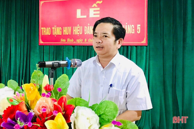 Trao huy hiệu Đảng cho các đảng viên ở Hương Sơn