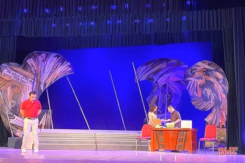 Lãnh đạo tỉnh chúc mừng thành tích mới của Nhà hát Nghệ thuật truyền thống Hà Tĩnh