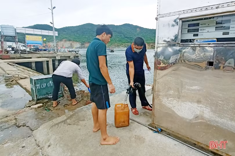 Giá dầu tăng cao, ngư dân Hà Tĩnh “tiến thoái lưỡng nan”