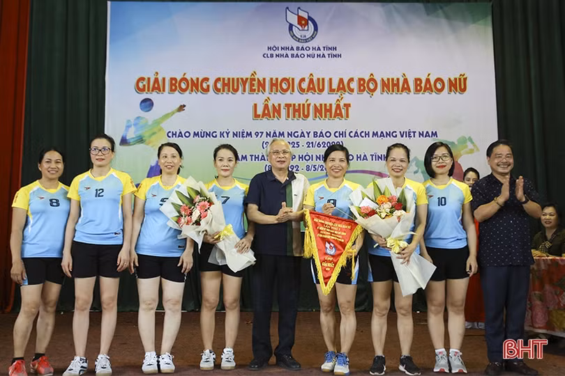 Tổ chức thành công Giải Bóng chuyền hơi CLB Nhà báo nữ Hà Tĩnh