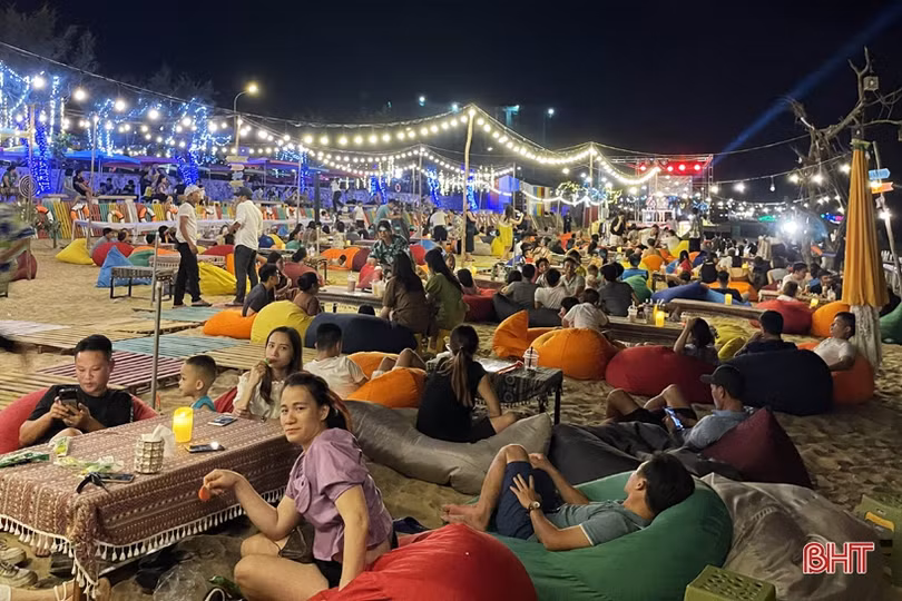 Du khách đổ về biển Hà Tĩnh “giải nhiệt” dịp cuối tuần