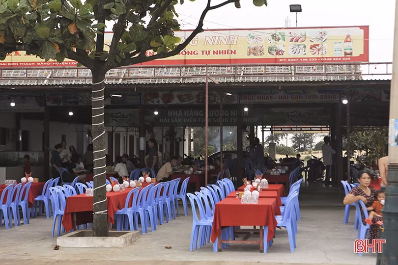 Du khách đổ về biển Hà Tĩnh “giải nhiệt” dịp cuối tuần