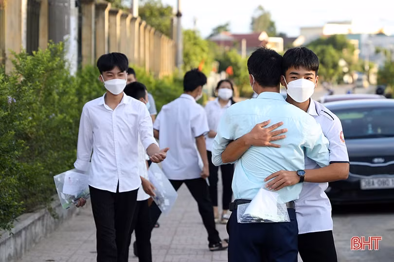 Thí sinh Hà Tĩnh thực hiện nghiêm quy chế trường thi, bắt đầu làm bài tự luận môn Ngữ văn