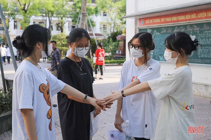 Thí sinh Hà Tĩnh thực hiện nghiêm quy chế trường thi, bắt đầu làm bài tự luận môn Ngữ văn