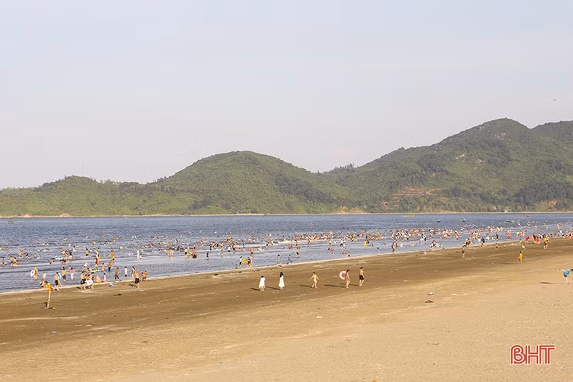 Du khách đổ về biển Hà Tĩnh “giải nhiệt” dịp cuối tuần