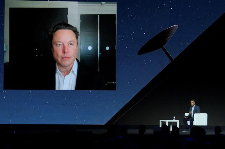 Người sáng lập SpaceX, tỷ phú Elon Musk phát biểu trên màn hình trong Đại hội Thế giới Di động ở Barcelona, Tây Ban Nha. Ảnh: AFP Tỷ phú Elon Musk “nhảy vào” cuộc đua Internet vệ tinh tại Đông Nam Á