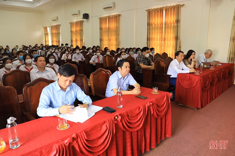 Hương Sơn khen thưởng học sinh giỏi năm học 2021 - 2022