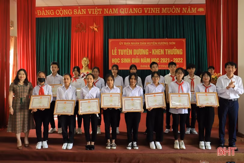 Hương Sơn khen thưởng học sinh giỏi năm học 2021 - 2022