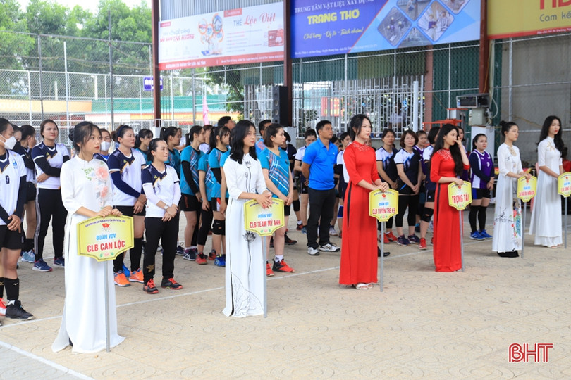 Khởi tranh Giải Bóng chuyền nữ huyện Hương Sơn tranh cúp Trần Kim Xuyến 
