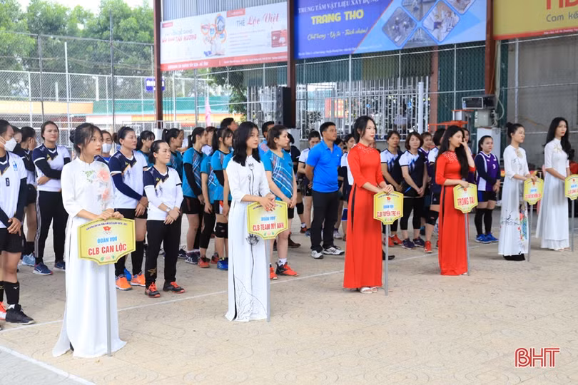 Khởi tranh Giải Bóng chuyền nữ huyện Hương Sơn tranh cúp Trần Kim Xuyến 