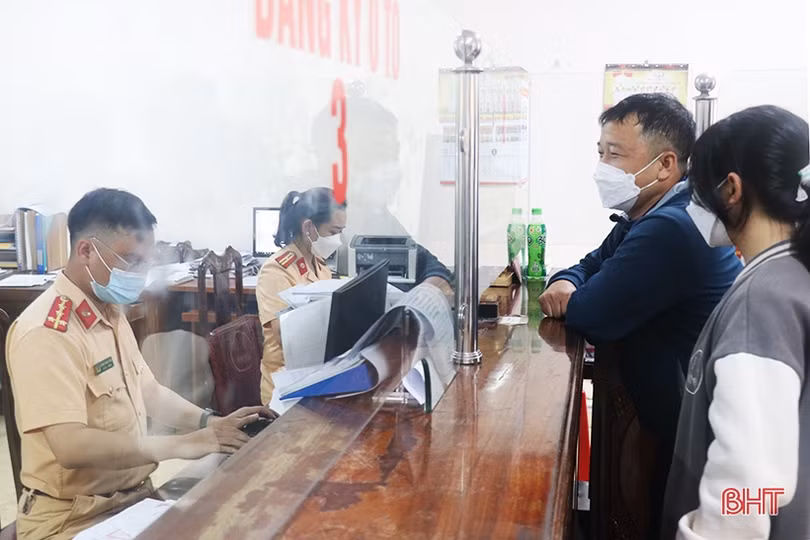 Nhanh chóng, thuận tiện khi đăng ký ô tô, xe máy tại công an cấp huyện, xã ở Hà Tĩnh