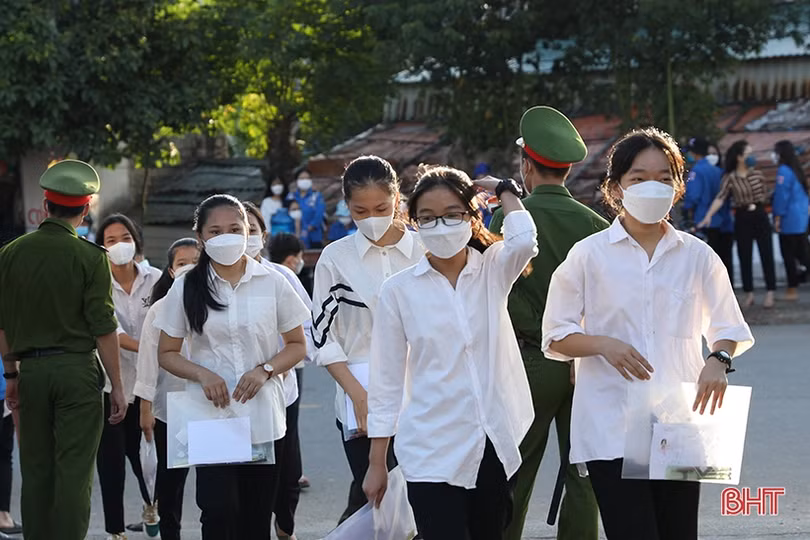 Thí sinh Hà Tĩnh thực hiện nghiêm quy chế trường thi, bắt đầu làm bài tự luận môn Ngữ văn
