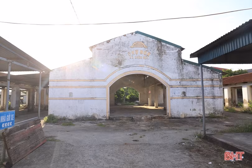 Chợ ở Nghi Xuân bỏ hoang, tiểu thương bày bán hàng bên lề đường