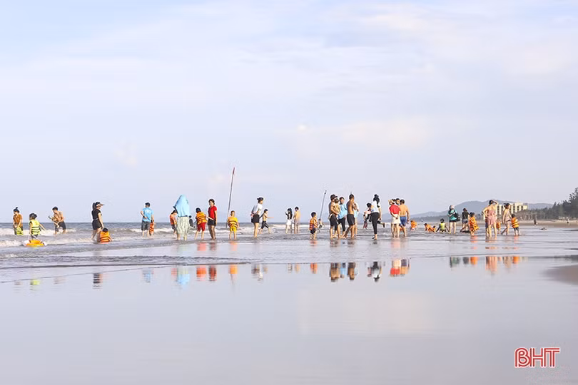 Du khách đổ về biển Hà Tĩnh “giải nhiệt” dịp cuối tuần