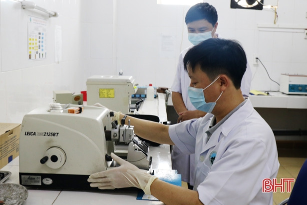 BVĐK tỉnh Hà Tĩnh tiếp nhận kỹ thuật hóa mô miễn dịch từ BV Bạch Mai