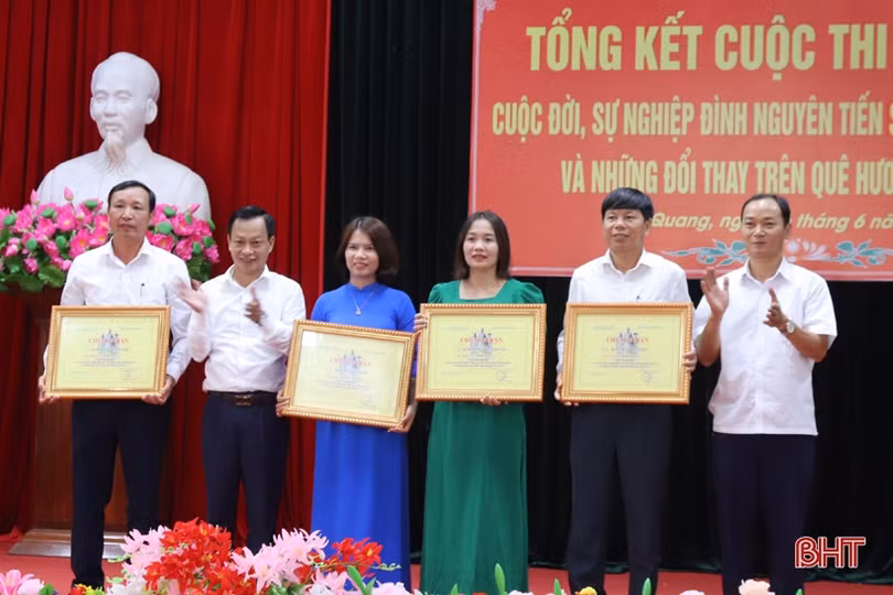 Trao giải Cuộc thi viết về Đình nguyên Tiến sỹ Phan Đình Phùng và huyện Vũ Quang