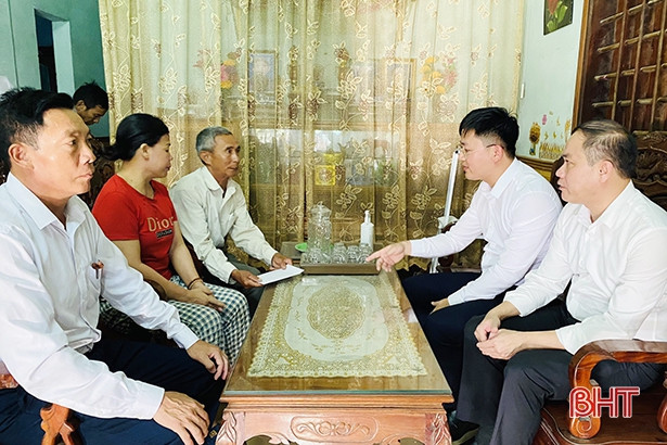 Truy tặng bằng khen Thủ tướng Chính phủ cho cán bộ Đoàn vì thành tích chống dịch COVID-19