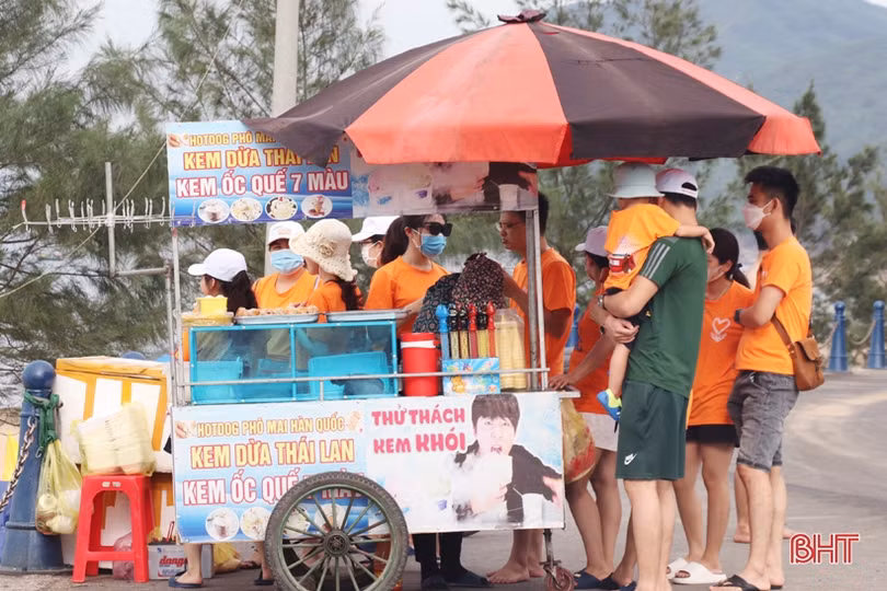 Du khách đổ về biển Hà Tĩnh “giải nhiệt” dịp cuối tuần