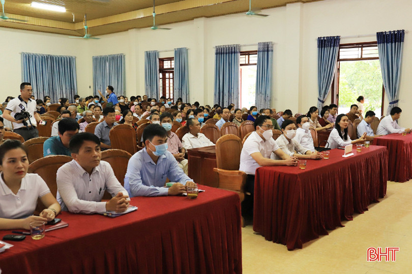 Trao huy hiệu Đảng cho các đảng viên ở Hương Sơn