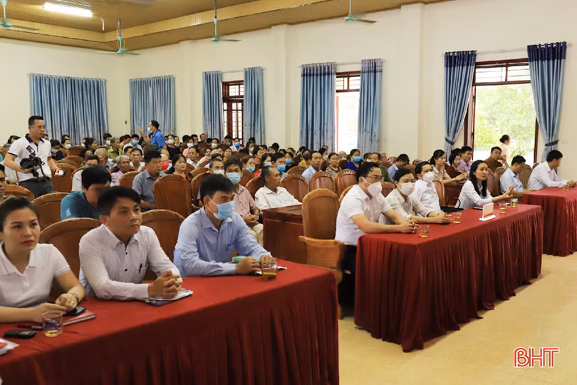 Trao huy hiệu Đảng cho các đảng viên ở Hương Sơn