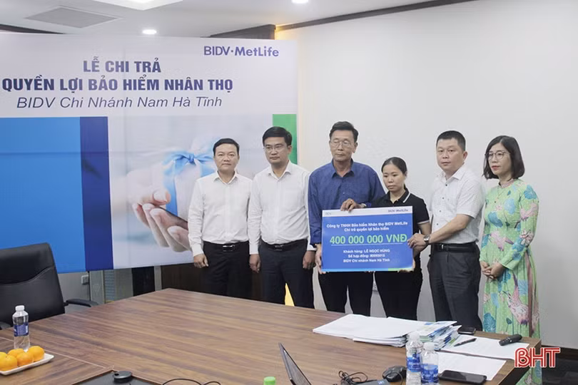 BIDV Nam Hà Tĩnh chi trả 400 triệu đồng quyền lợi bảo hiểm nhân thọ cho khách hàng ở TX Kỳ Anh