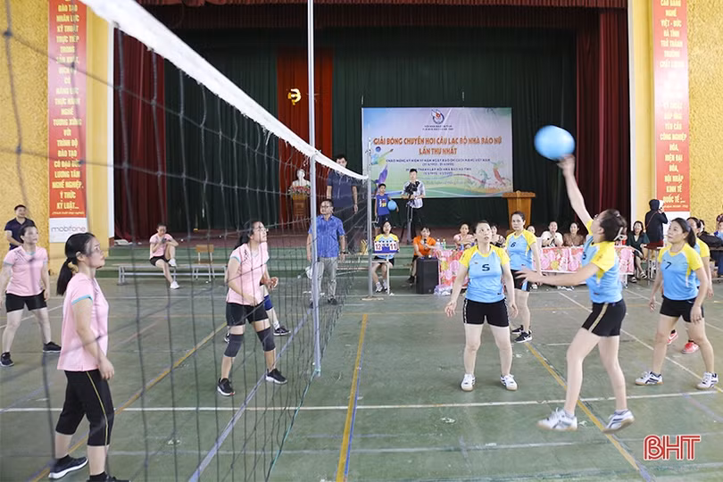 Tổ chức thành công Giải Bóng chuyền hơi CLB Nhà báo nữ Hà Tĩnh