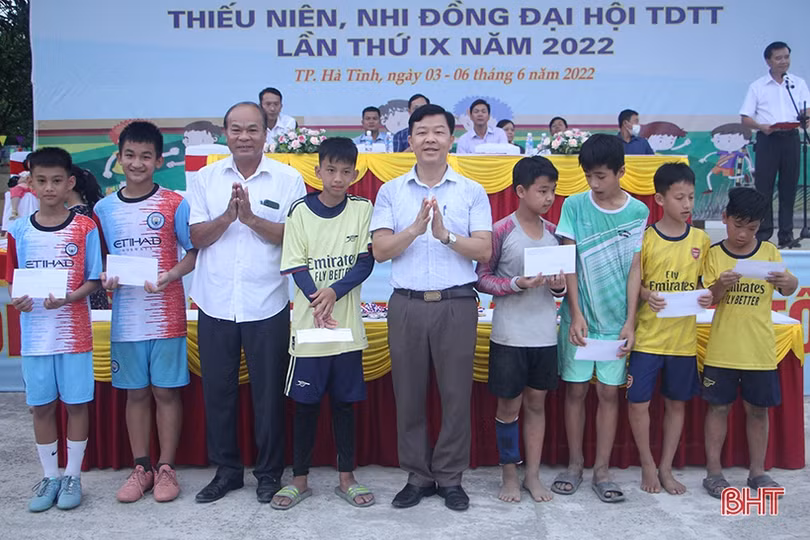 Phường Tân Giang và xã Thạch Hạ nhất Giải Bóng đá TN-NĐ thành phố Hà Tĩnh ảnh 10 Phường Tân Giang và xã Thạch Hạ nhất Giải Bóng đá TN-NĐ thành phố Hà Tĩnh