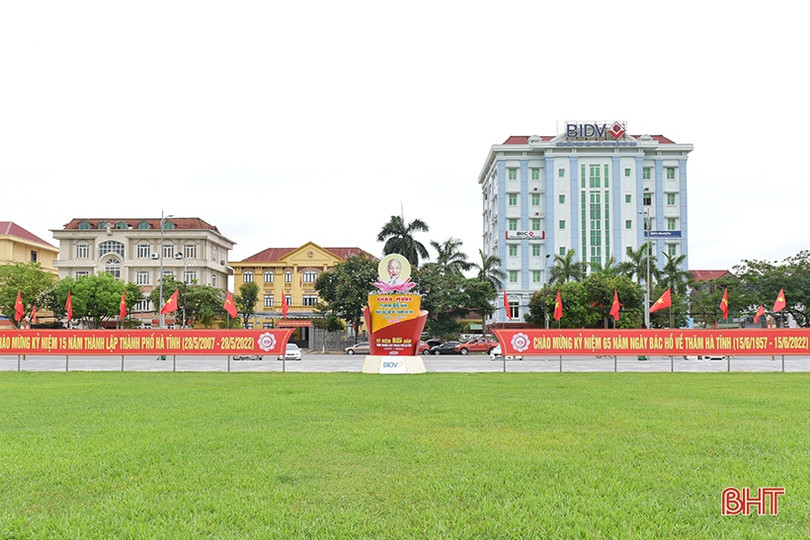 TP Hà Tĩnh rực rỡ cờ hoa đón chào hai sự kiện lớn