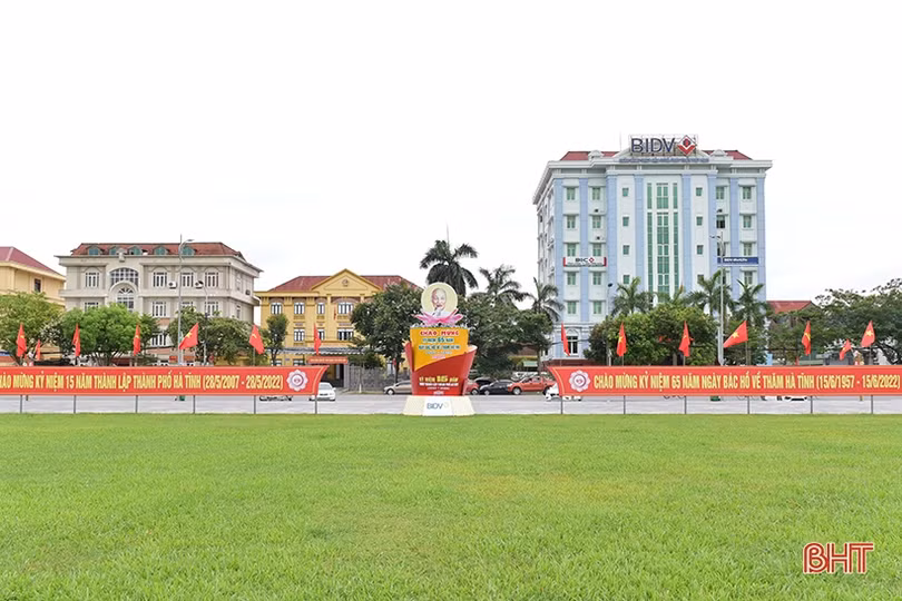 TP Hà Tĩnh rực rỡ cờ hoa đón chào hai sự kiện lớn
