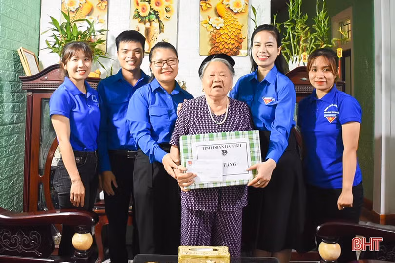 Tuổi trẻ Hà Tĩnh dâng hương tưởng niệm Chủ tịch Hồ Chí Minh