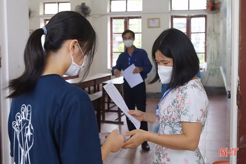 Thí sinh Hà Tĩnh thực hiện nghiêm quy chế trường thi, bắt đầu làm bài tự luận môn Ngữ văn