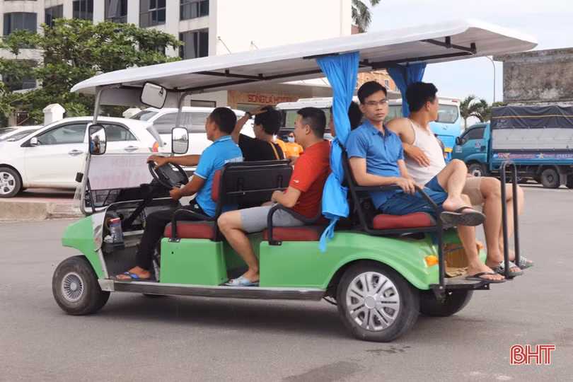 Du khách đổ về biển Hà Tĩnh “giải nhiệt” dịp cuối tuần