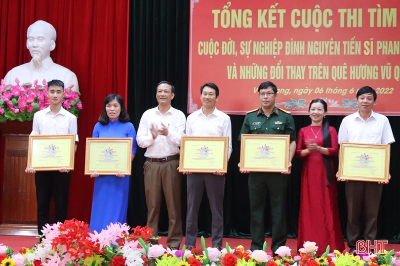 Trao giải Cuộc thi viết về Đình nguyên Tiến sỹ Phan Đình Phùng và huyện Vũ Quang