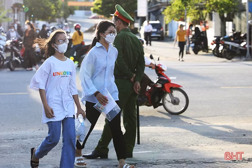 Thí sinh Hà Tĩnh thực hiện nghiêm quy chế trường thi, bắt đầu làm bài tự luận môn Ngữ văn