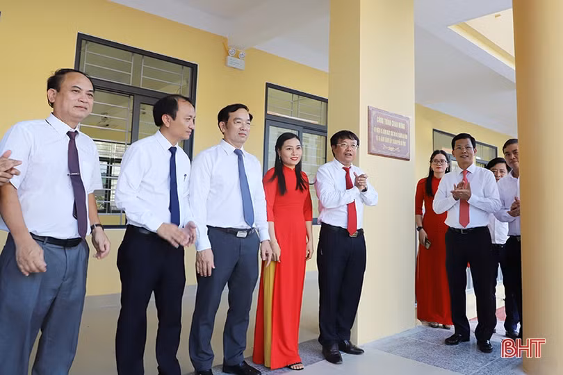 Lãnh đạo TP Hà Tĩnh dâng hương Khu lưu niệm Bác Hồ và ra mắt các công trình chào mừng
