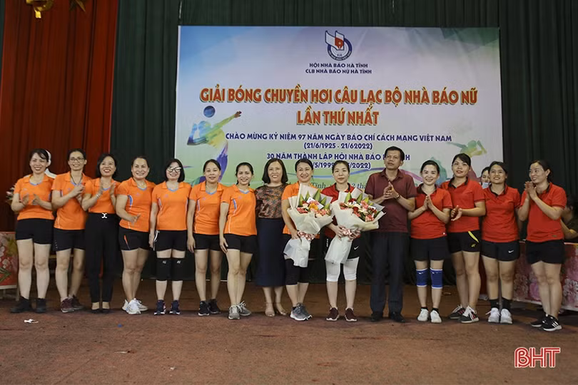 Tổ chức thành công Giải Bóng chuyền hơi CLB Nhà báo nữ Hà Tĩnh