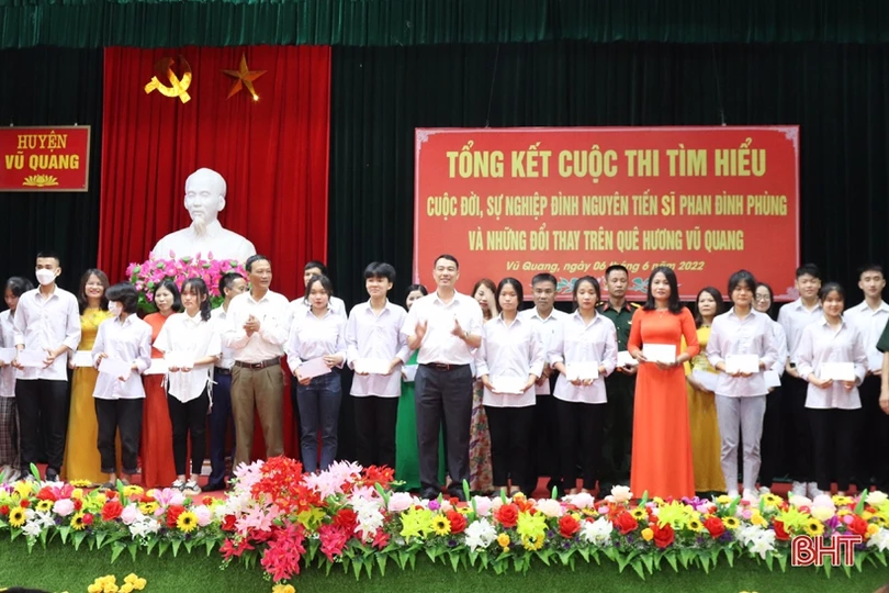 Trao giải Cuộc thi viết về Đình nguyên Tiến sỹ Phan Đình Phùng và huyện Vũ Quang