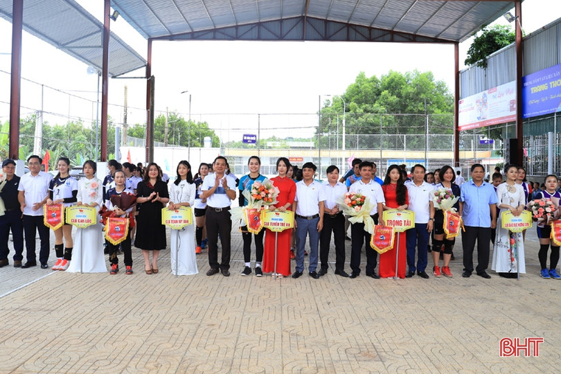 Khởi tranh Giải Bóng chuyền nữ huyện Hương Sơn tranh cúp Trần Kim Xuyến 